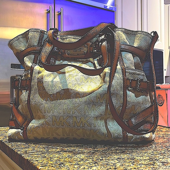 MICHAEL KORS TAN CANVAS AND LEATHER LARGE CROSSBODY BAG - Picture 2 of 6